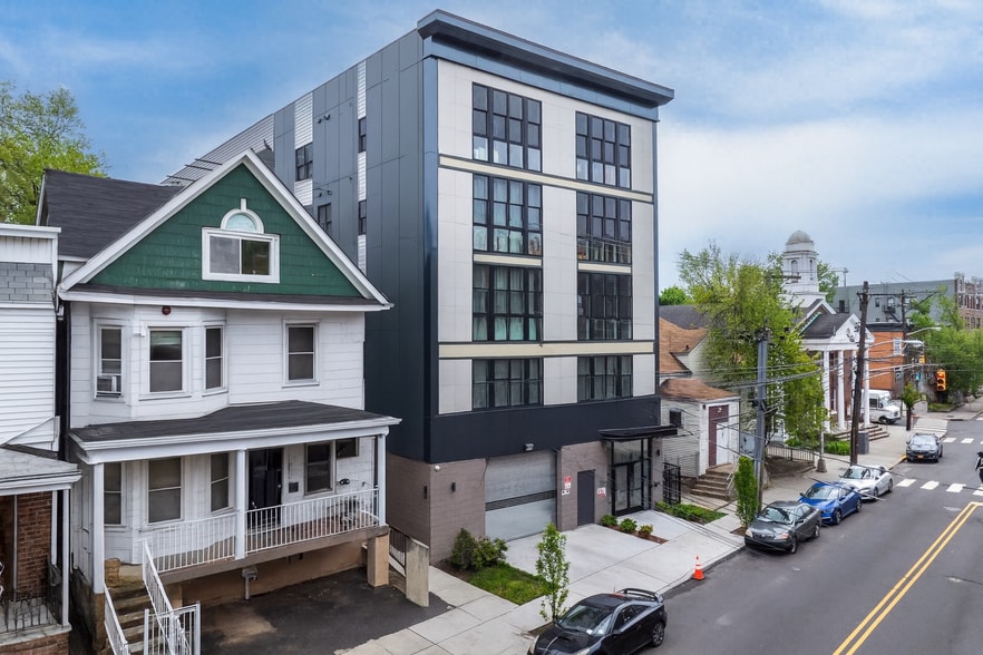 144 Bergen Ave, Jersey City, NJ for sale - Building Photo - Image 1 of 15