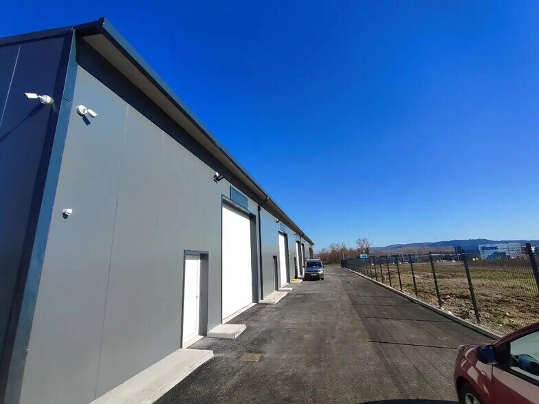 Flex in Vaulx-Milieu for lease - Building Photo - Image 2 of 10