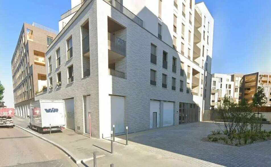 Retail in Montreuil for lease - Building Photo - Image 3 of 4