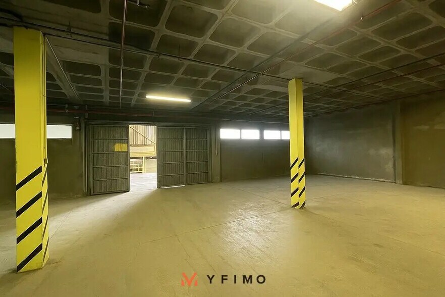 Flex in Juziers for lease - Interior Photo - Image 2 of 4