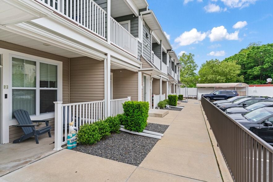 1046 New York Ave, Huntington Station, NY for sale - Building Photo - Image 3 of 34