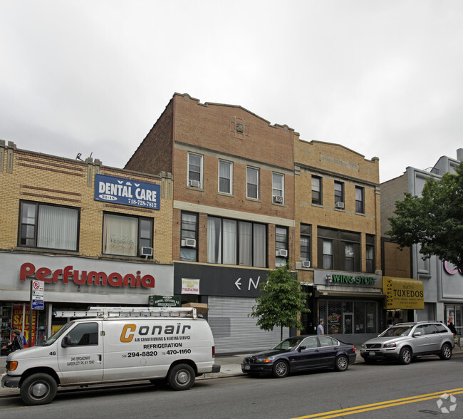 31-16 Steinway St, Long Island City, NY for sale - Building Photo - Image 1 of 1