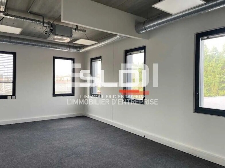 Office in Rillieux-la-Pape for lease - Building Photo - Image 3 of 8
