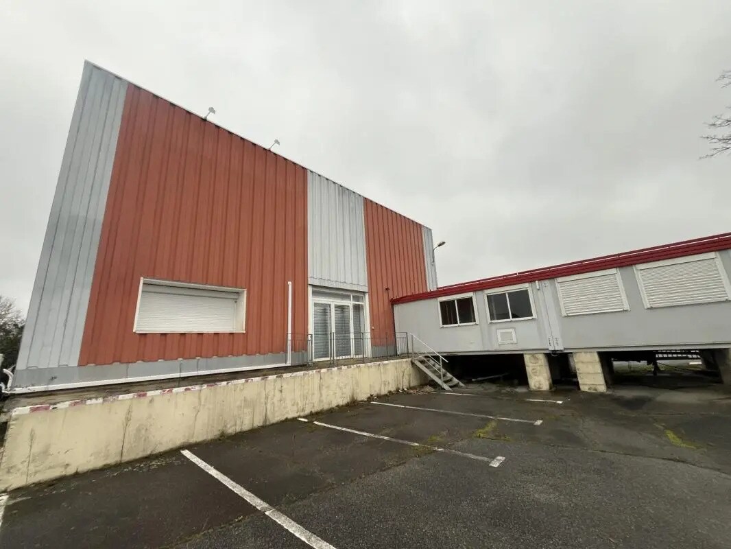 Industrial in Coignières for lease Building Photo- Image 1 of 31