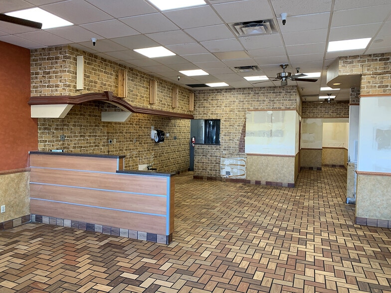 5555 Zuni Rd SE, Albuquerque, NM for lease - Interior Photo - Image 3 of 12