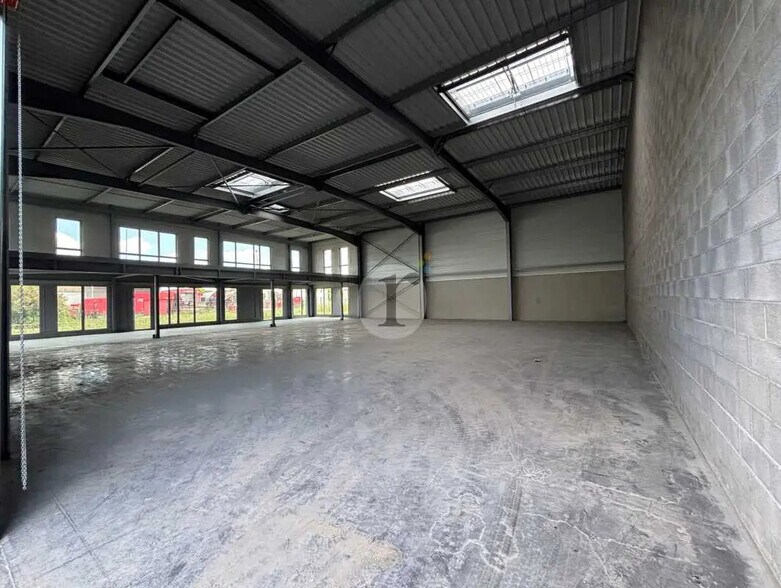 Retail in Avelin for lease - Building Photo - Image 2 of 8