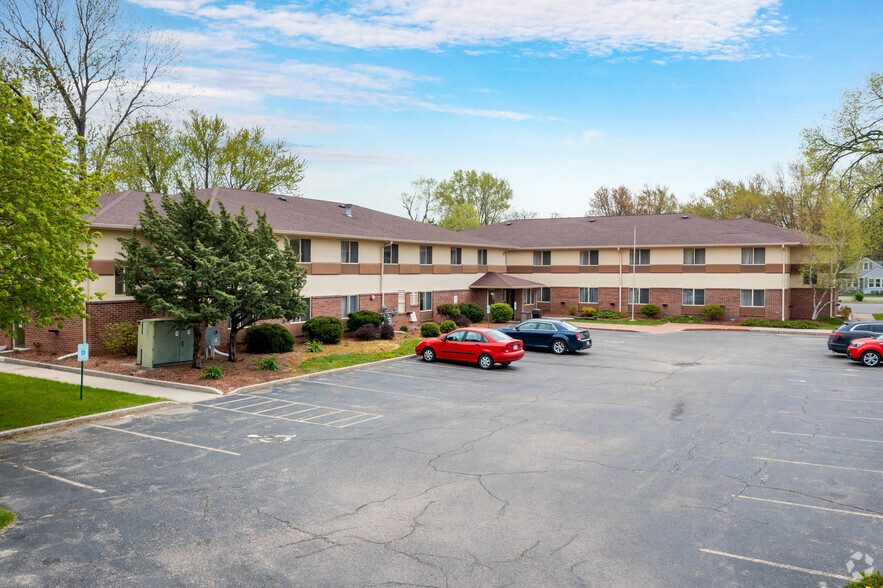 917 E Milwaukee St, Whitewater, WI for sale - Primary Photo - Image 1 of 24