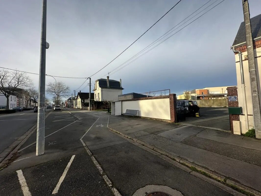 Retail in Luisant for lease Building Photo- Image 1 of 16