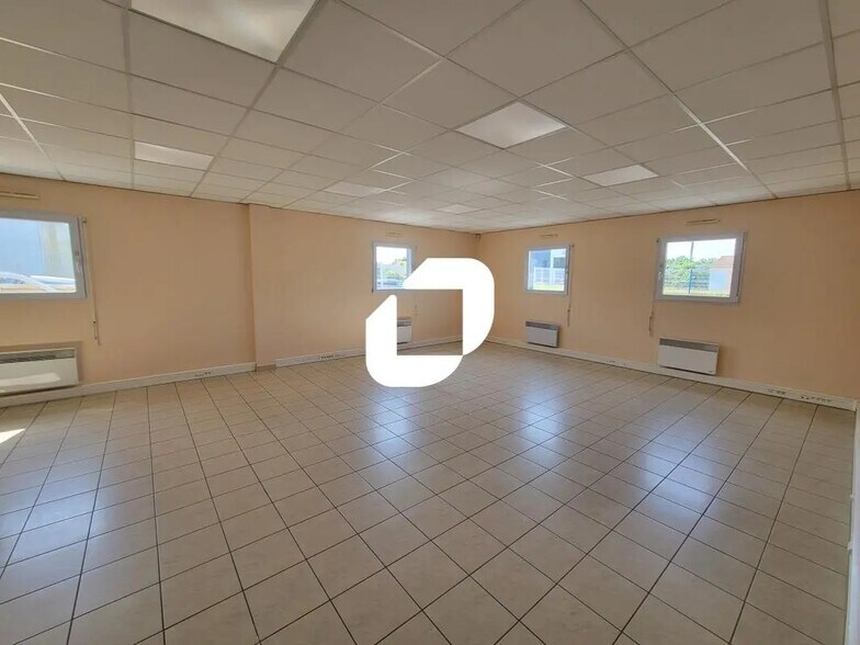 Office in Basse-Goulaine for lease - Building Photo - Image 3 of 12