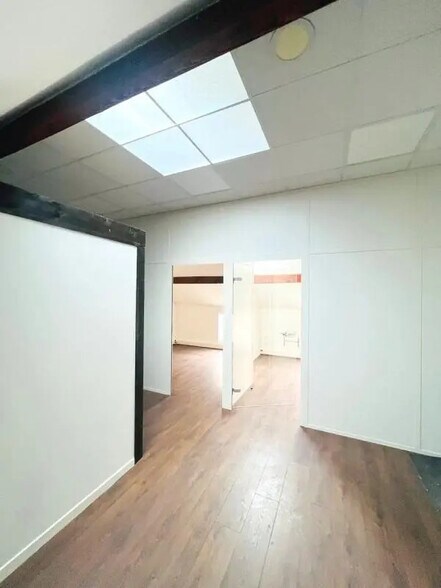 Office in Noisy-le-Roi for lease - Interior Photo - Image 2 of 4