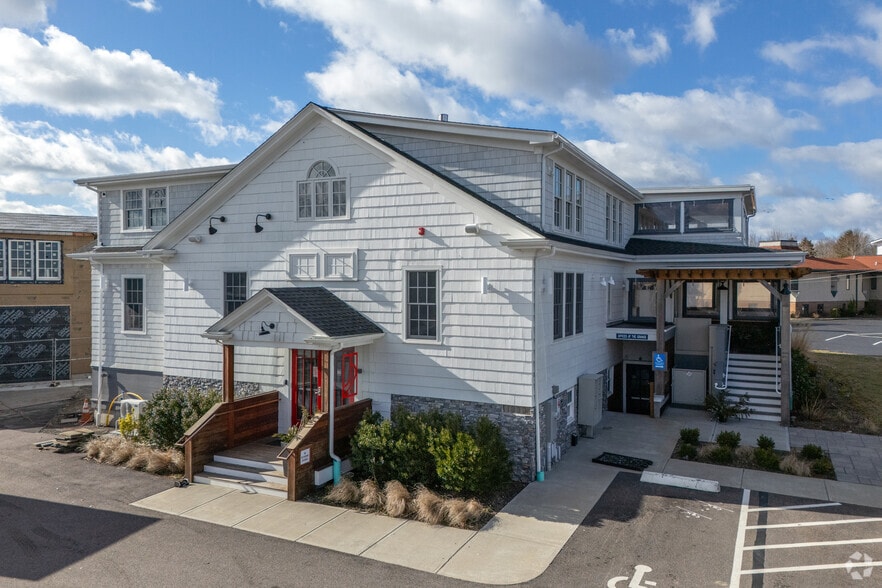 499 E Main Rd, Middletown, RI for sale - Primary Photo - Image 1 of 1