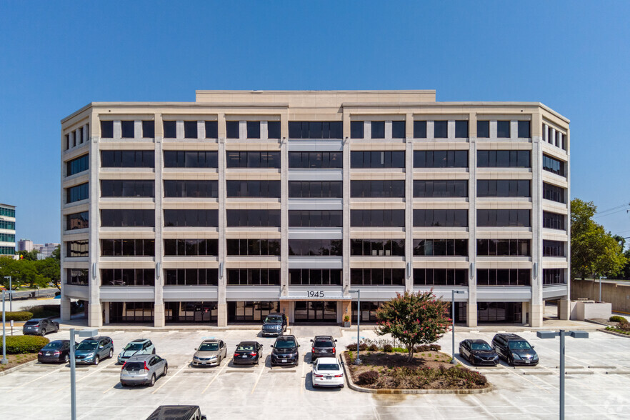 1945 Old Gallows Rd, Vienna, VA for lease - Building Photo - Image 1 of 36