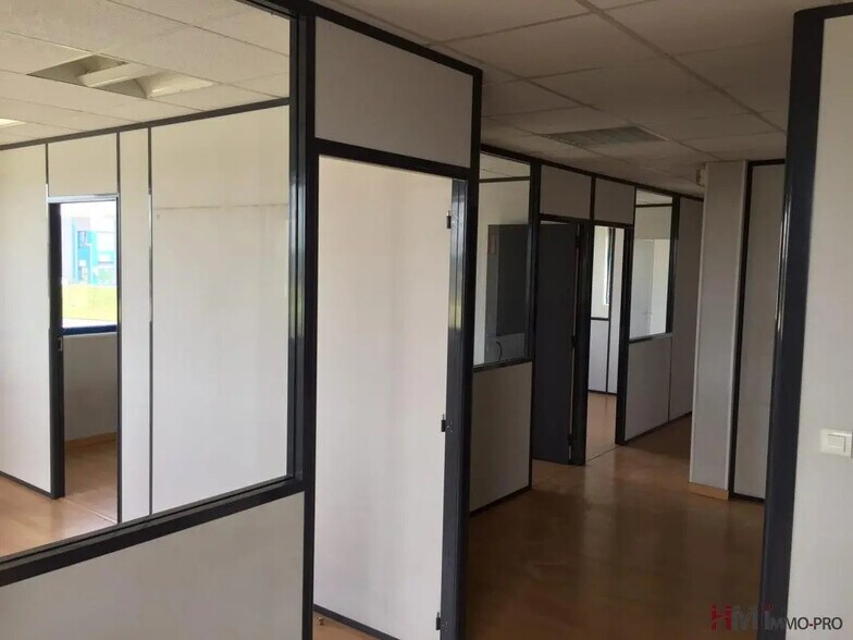 Office in Harfleur for lease - Building Photo - Image 3 of 5