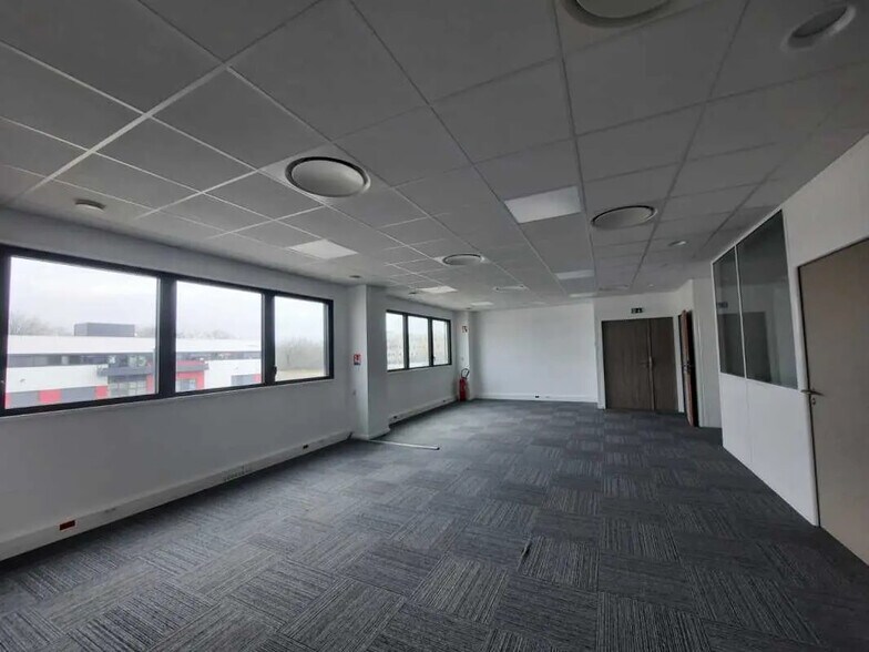 Flex in Dardilly for lease - Interior Photo - Image 3 of 20