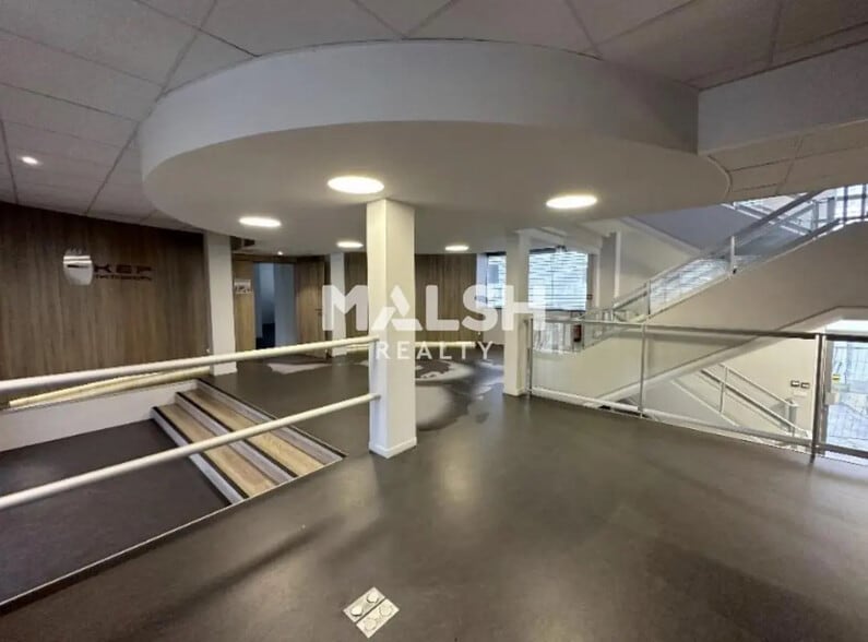 Office in Caluire-et-Cuire for sale - Lobby - Image 2 of 8