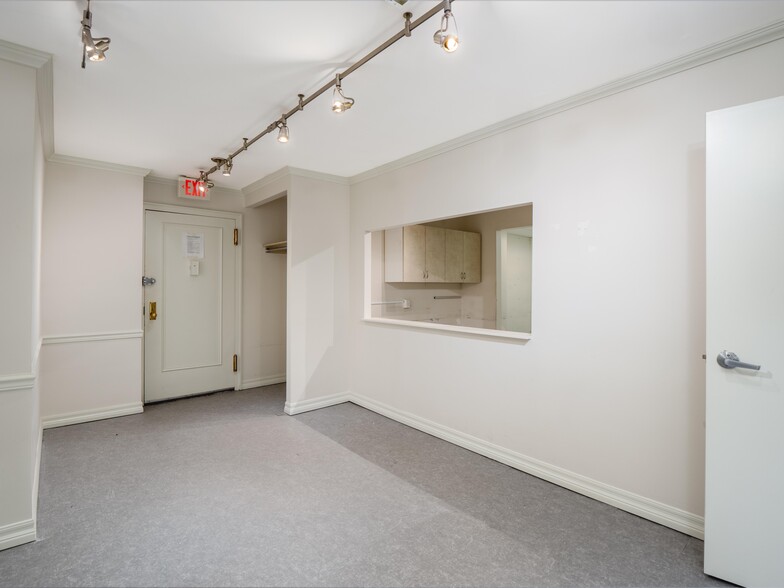 333 E 34th St, New York, NY for sale - Interior Photo - Image 2 of 15