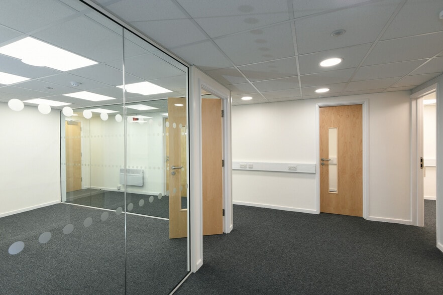 River Front, Enfield for lease - Interior Photo - Image 2 of 10