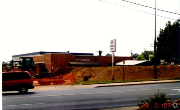 8-12 N Summit Ave, Gaithersburg, MD for lease - Building Photo - Image 3 of 4