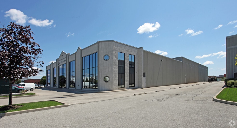 260 Superior Blvd, Mississauga, ON for lease - Building Photo - Image 2 of 9
