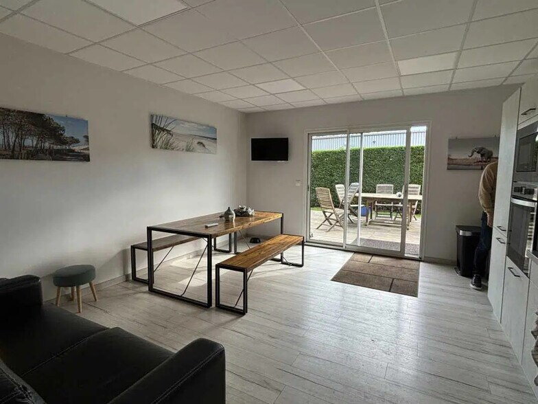 Flex in Le Bouscat for lease - Building Photo - Image 1 of 9