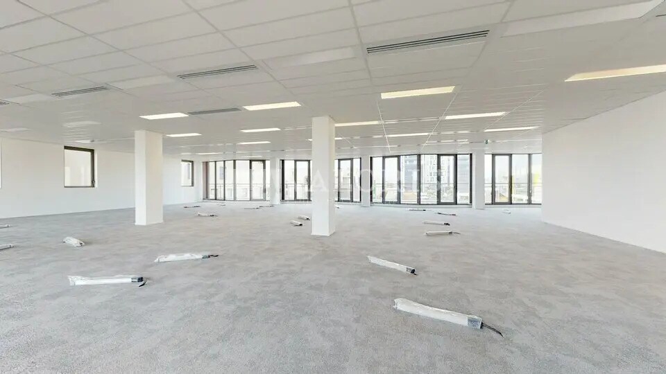 Office in Vénissieux for lease - Building Photo - Image 3 of 11
