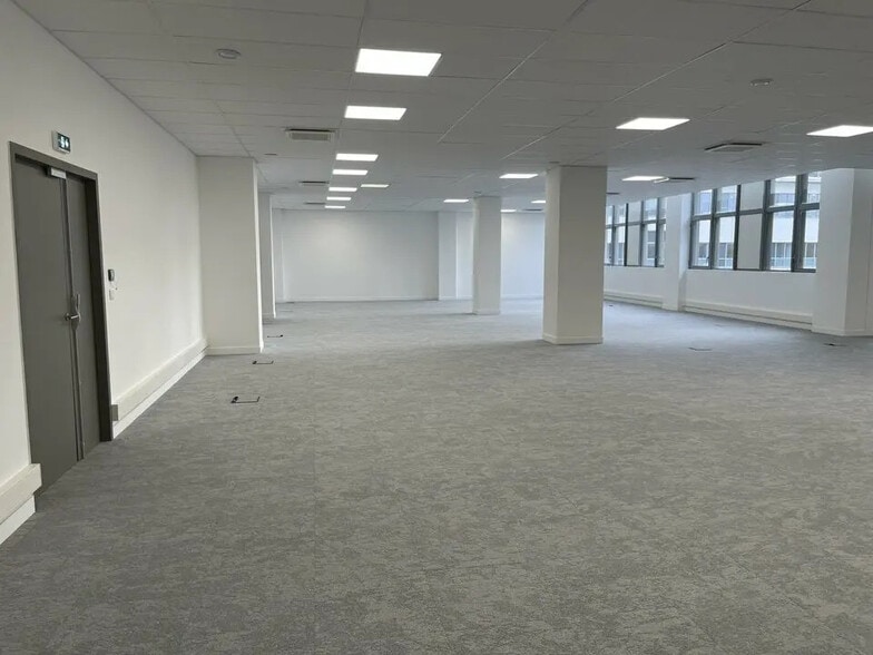 Office in Marseille for lease - Building Photo - Image 2 of 6