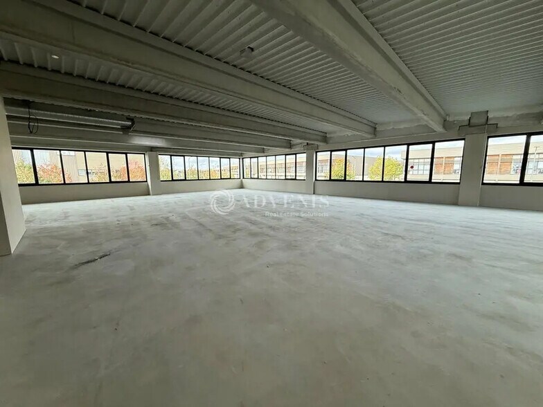 Retail in Collégien for lease - Building Photo - Image 2 of 12