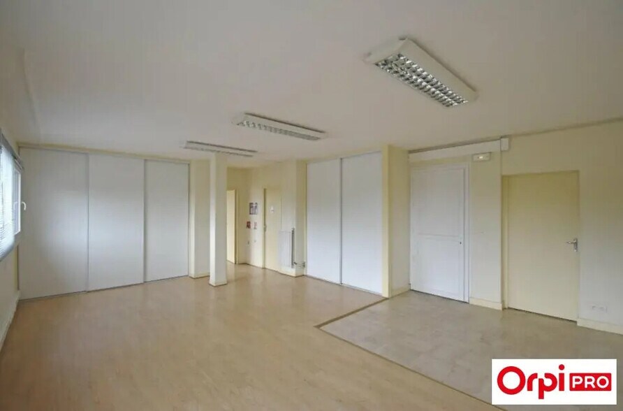 Office in Saint-Brieuc for lease - Interior Photo - Image 2 of 4