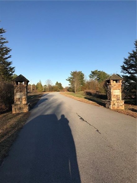 2 Hidden Falls Dr, West Union, SC for sale - Primary Photo - Image 1 of 1