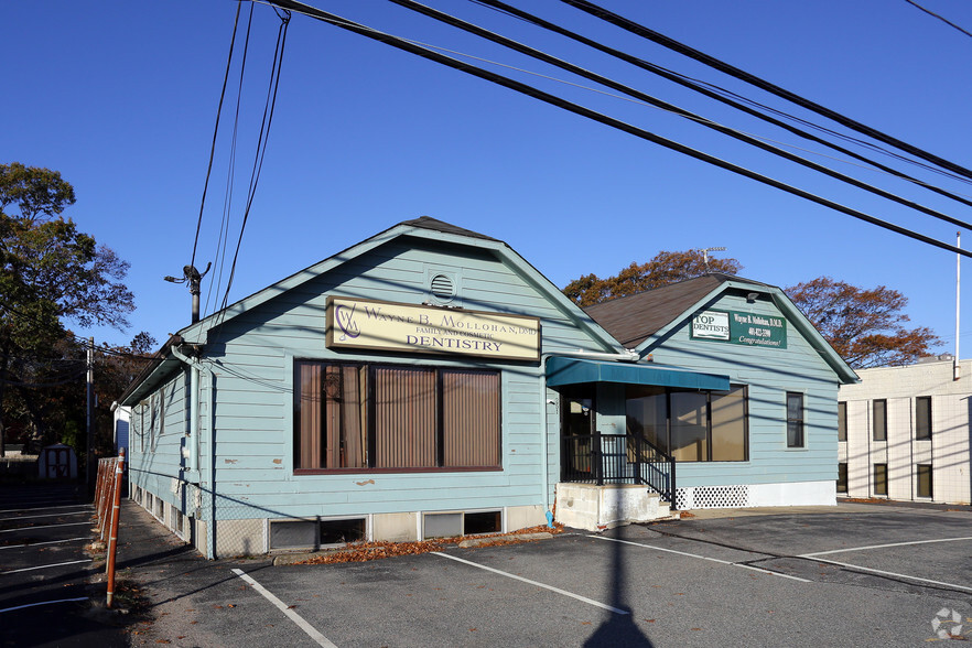 247 Quaker Ln, West Warwick, RI for sale - Primary Photo - Image 1 of 1