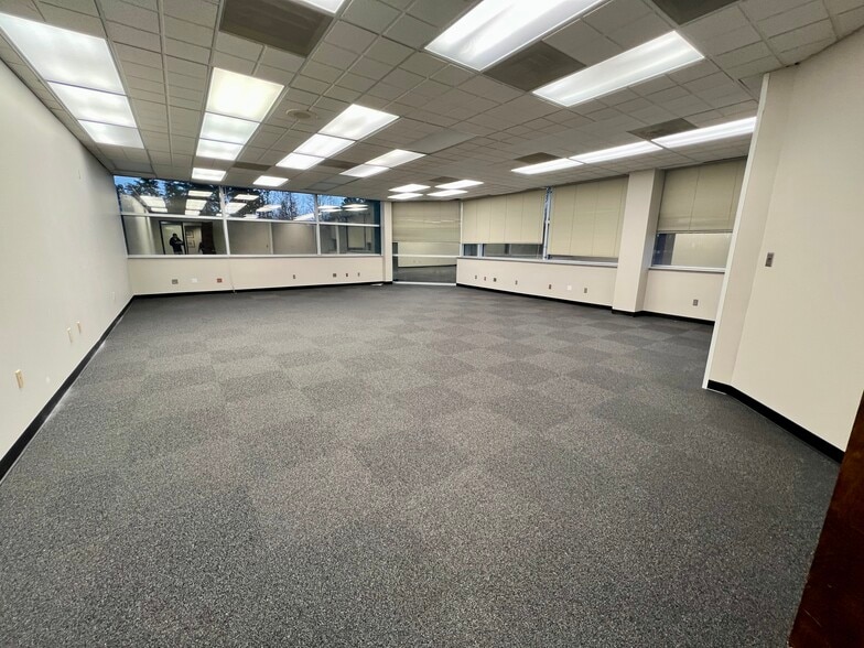 1912 Eastchester Dr, High Point, NC for lease - Building Photo - Image 2 of 3
