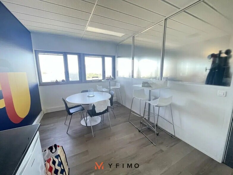 Office in Buchelay for lease - Interior Photo - Image 3 of 4