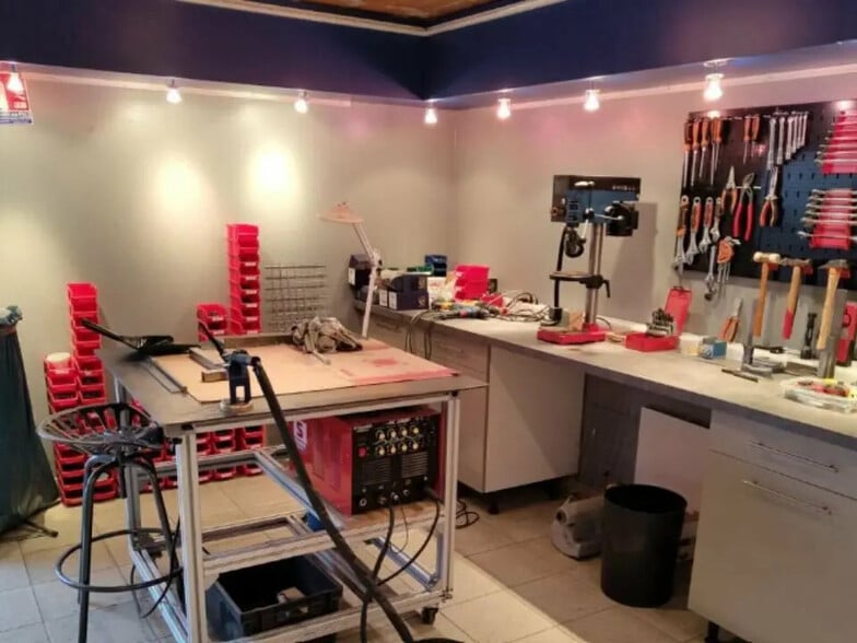 Flex in Essert for lease - Interior Photo - Image 3 of 3