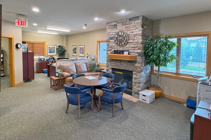 2097 County Road D E, Maplewood, MN for lease - Building Photo - Image 2 of 10