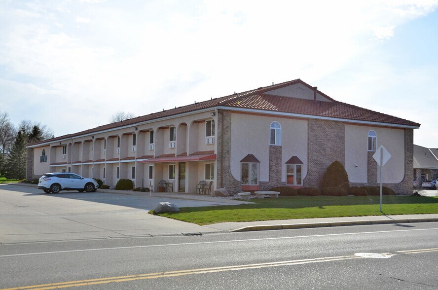 154 Lake Ave S, Spicer, MN for sale - Building Photo - Image 1 of 1