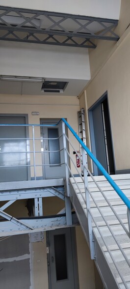 Office in Courbevoie for sale - Lobby - Image 1 of 4