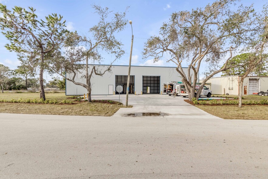 2218 Guava Dr, Edgewater, FL for sale - Building Photo - Image 1 of 19