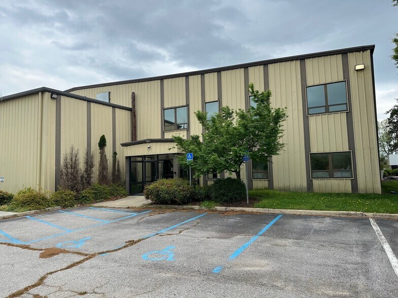 100 Maxine Rd, Danville, VA for sale - Primary Photo - Image 1 of 15