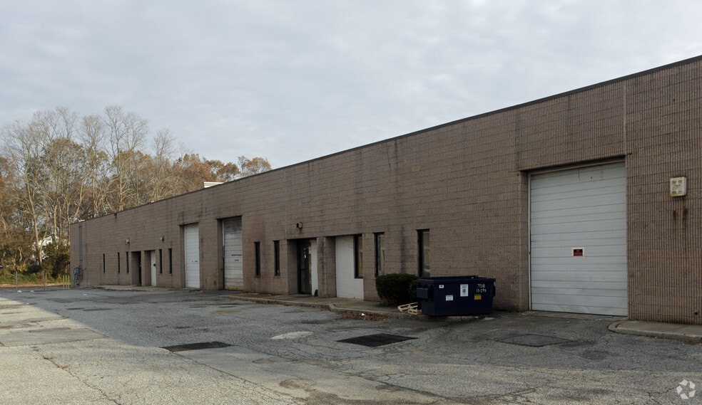 565 Acorn St, Deer Park, NY for lease - Building Photo - Image 2 of 3