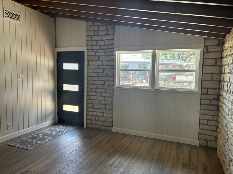 111 Holiday Loop, Canyon Lake, TX for lease - Building Photo - Image 3 of 8