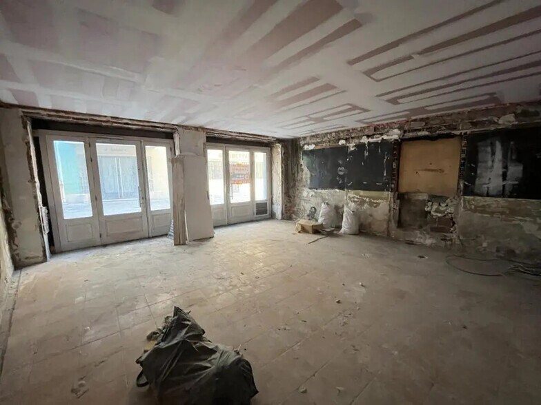 Retail in Toulon for lease - Interior Photo - Image 3 of 7