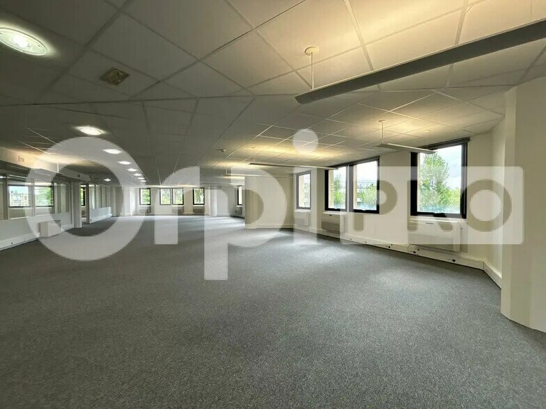 Office in Saint-Aubin for lease - Interior Photo - Image 2 of 6