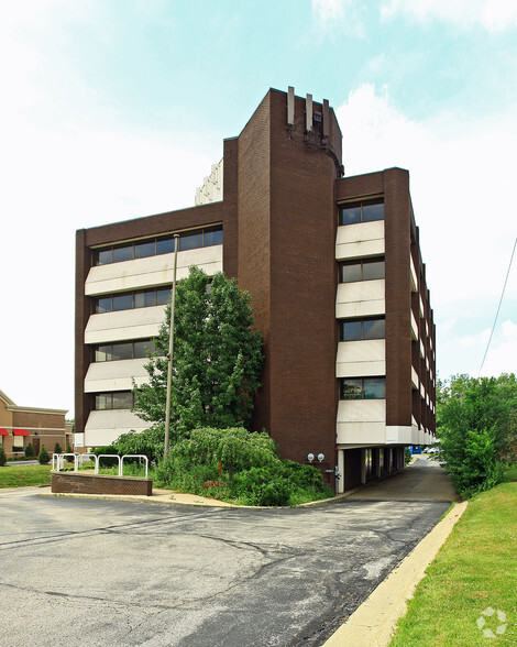 6902 Pearl Rd, Middleburg Heights, OH for lease - Primary Photo - Image 1 of 4