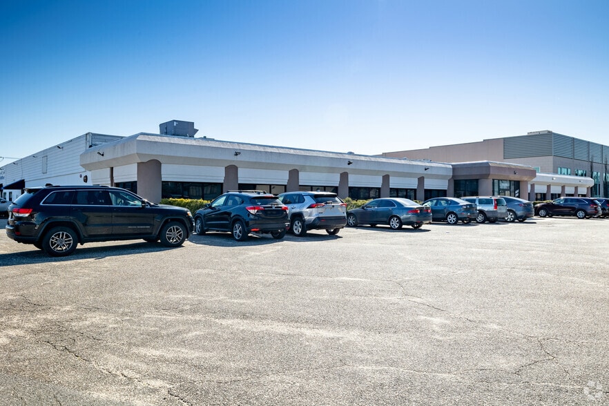 171-175 Eileen Way, Syosset, NY for lease - Building Photo - Image 1 of 6