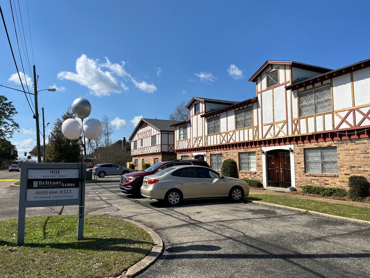 901 W Pine St, Hattiesburg, MS 39401 Brittany Arms Apartments