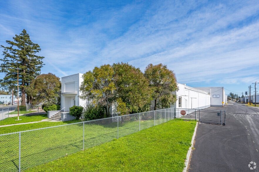 Yuba City Industrial Park portfolio of 3 properties for sale on LoopNet.com - Primary Photo - Image 1 of 3
