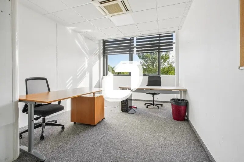 Office in Noisy-le-Roi for lease - Interior Photo - Image 2 of 15