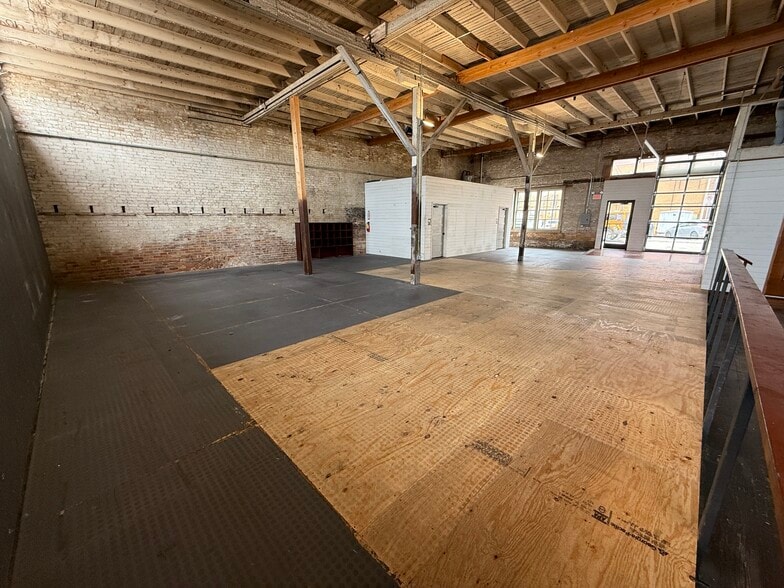 109 W Walnut St, Denton, TX for lease - Building Photo - Image 3 of 6