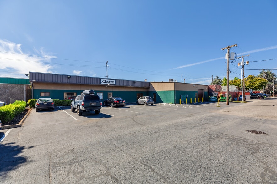 9952 SE Oak St, Portland, OR for sale - Building Photo - Image 1 of 7