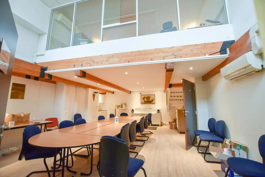 Office in Paris for lease - Building Photo - Image 3 of 8